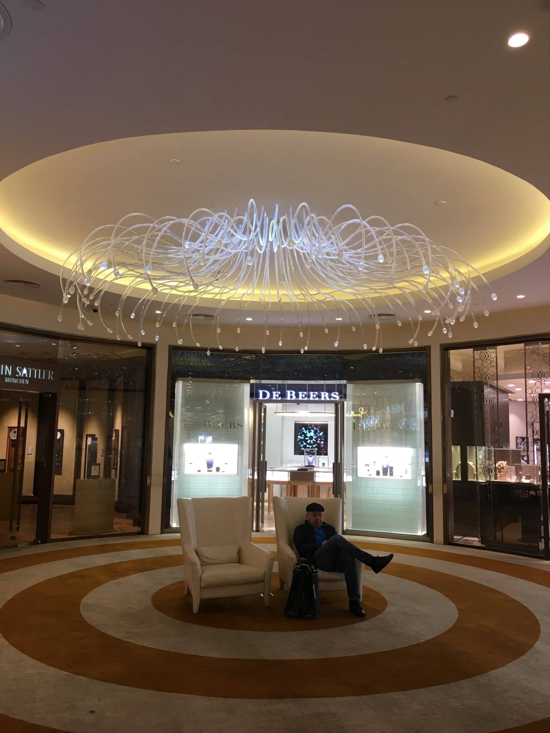 Kazakistan Almatı’da Bulunan Essentai Mall Alışveriş Merkezi
